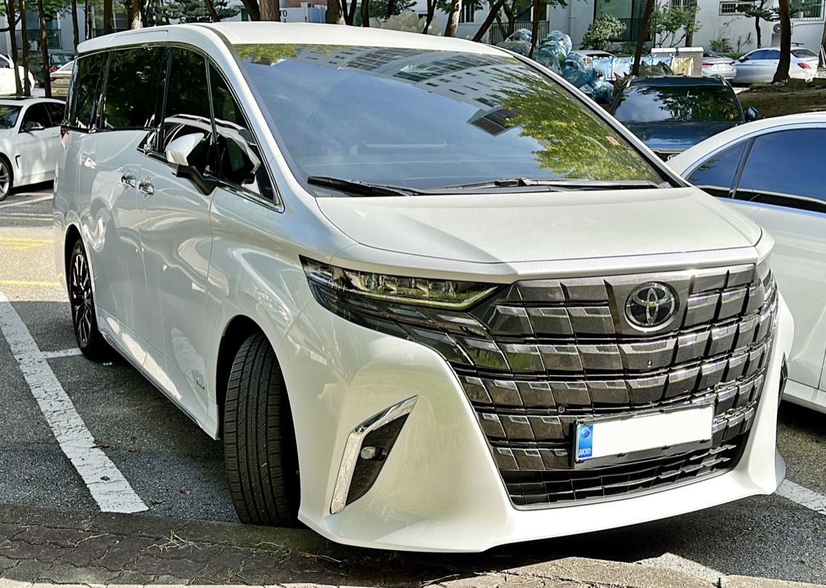 အဖြူရောင် Toyota Alphard Hybrid ၏ ရှေ့ဘက်မြင်ကွင်း