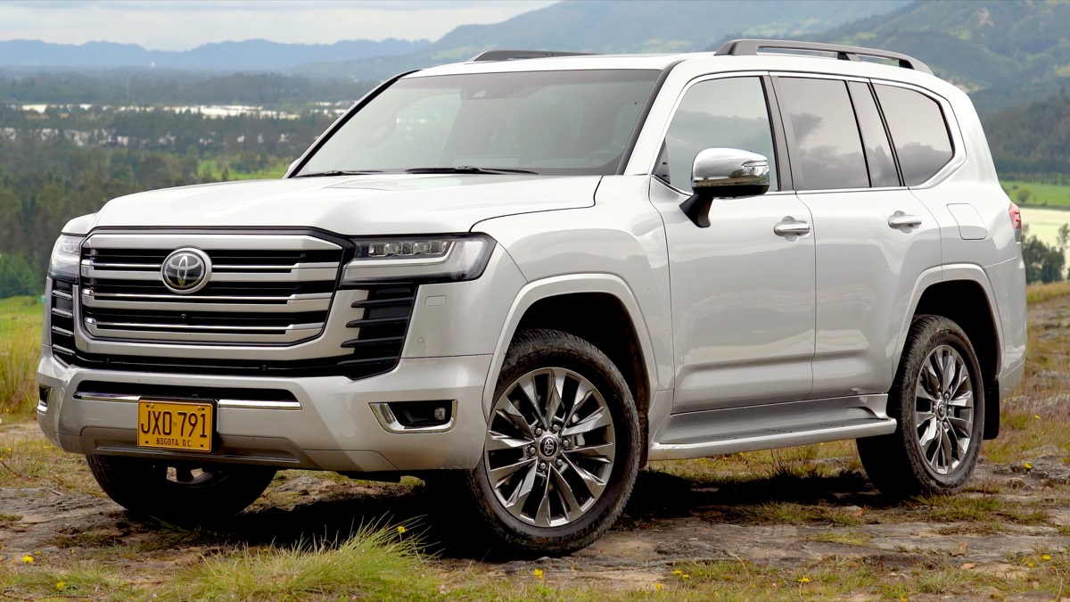 တောင်တန်းများအနီးရှိ အဖြူရောင် Toyota Land Cruiser 300 ZX